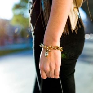 Pulsera con charms dorado